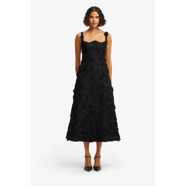 Reverse sweetheart neckline