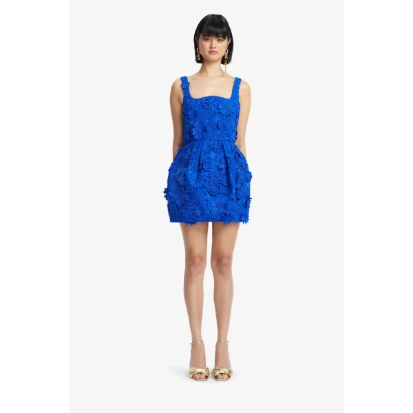 Reverse sweetheart neckline