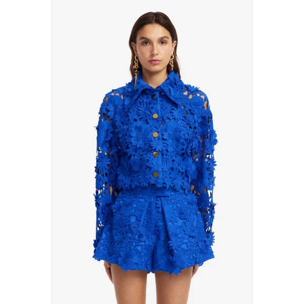 Exaggerated collar neckline