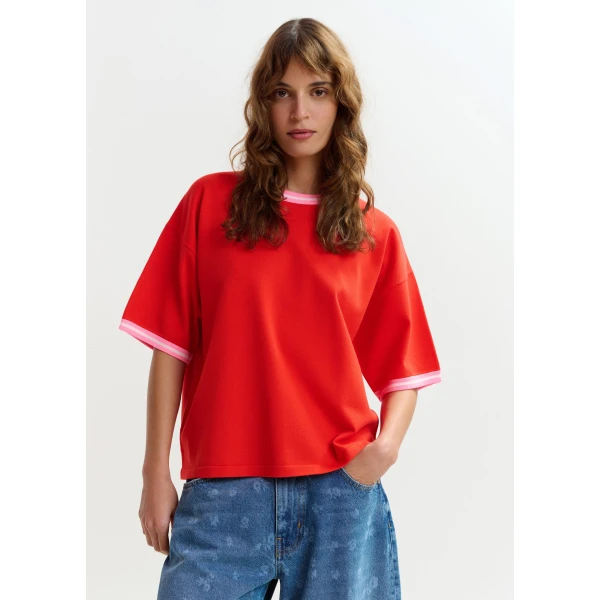 Essentiel Antwerp Red slightly cropped knit T-shirt with pink contrasting trim, view 2