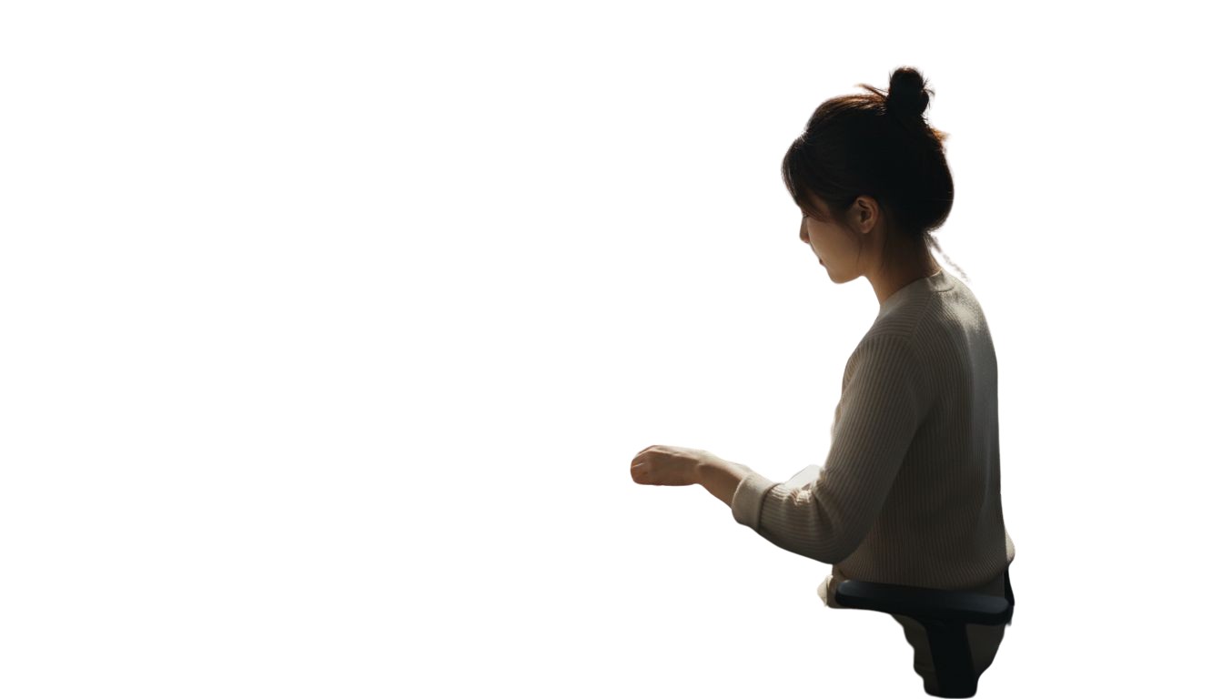 设计师将环保材料进行分类整理，并展示由这些材料制作而成的手袋成品。