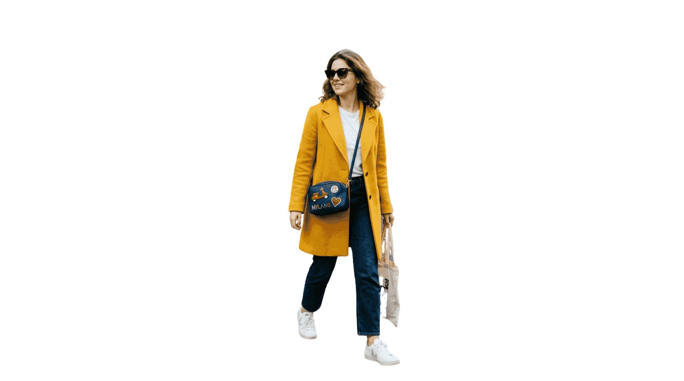Una donna dal look stravagante si fa notare mentre cammina per le vie del centro.