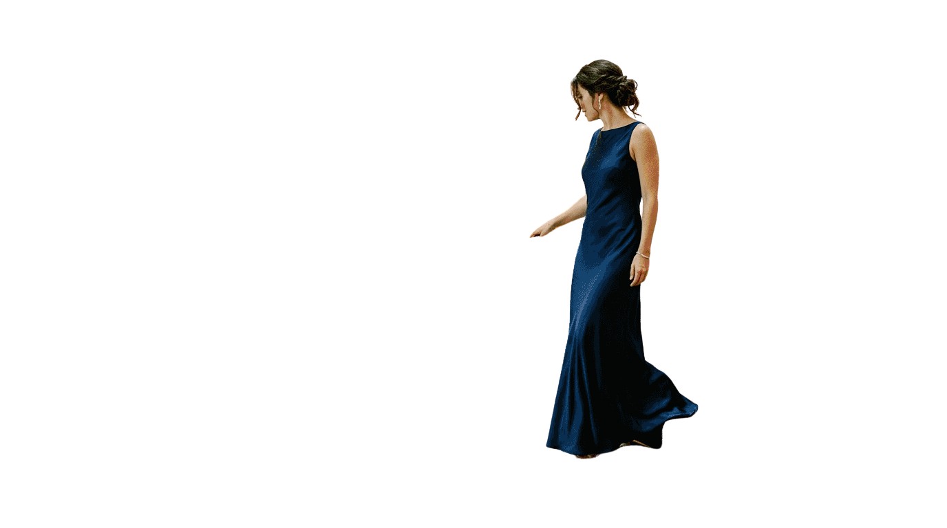 Senhora distinta a descer uma escadaria, vestida a rigor para um evento de gala.