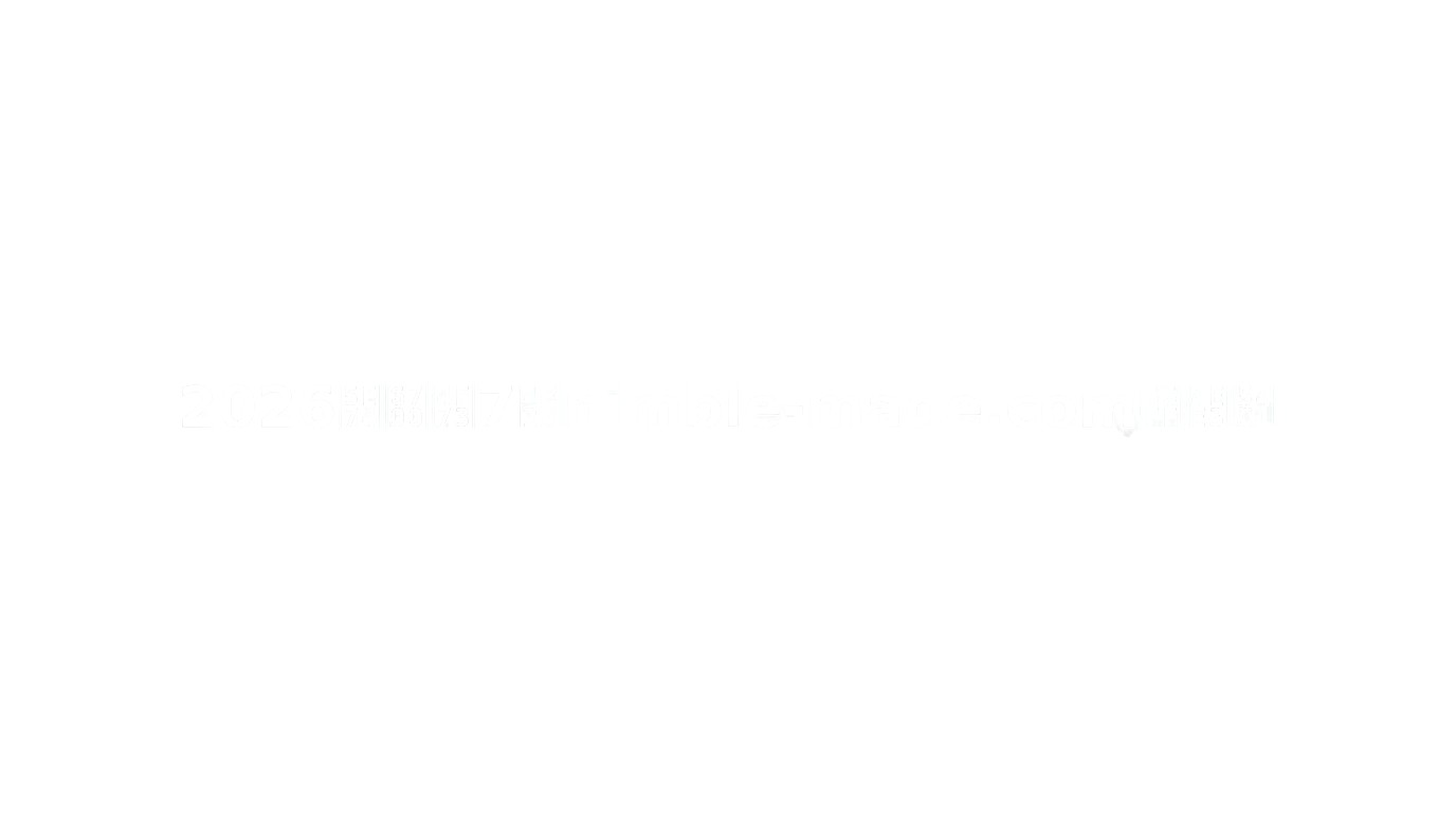 几位男士在高档服装店挑选、对比衬衫。