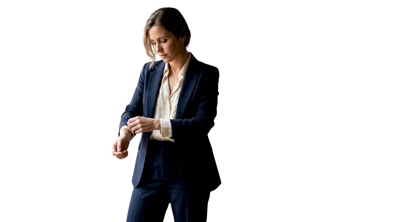 Mujer acomodándose la chaqueta para lucir un look elegante