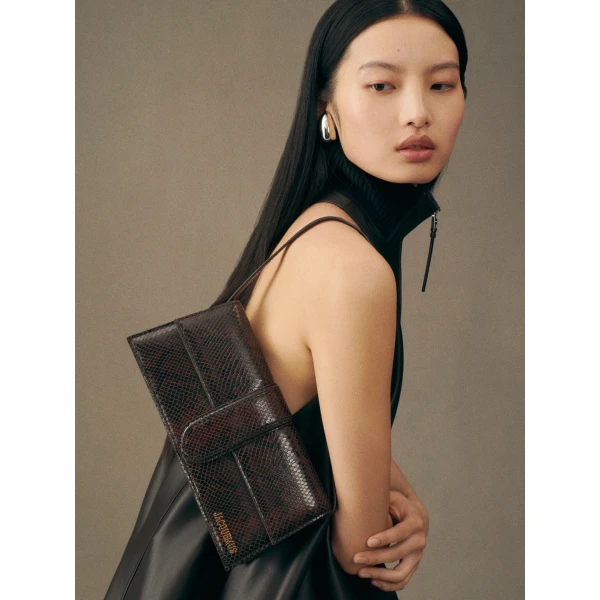 JACQUEMUS The long Bambino Long metal flap bag., view 6