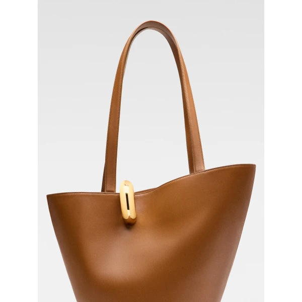JACQUEMUS The medium Bambola Medium asymmetric bucket bag., view 4