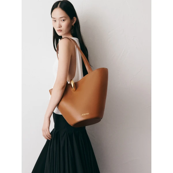 JACQUEMUS The medium Bambola Medium asymmetric bucket bag., view 6
