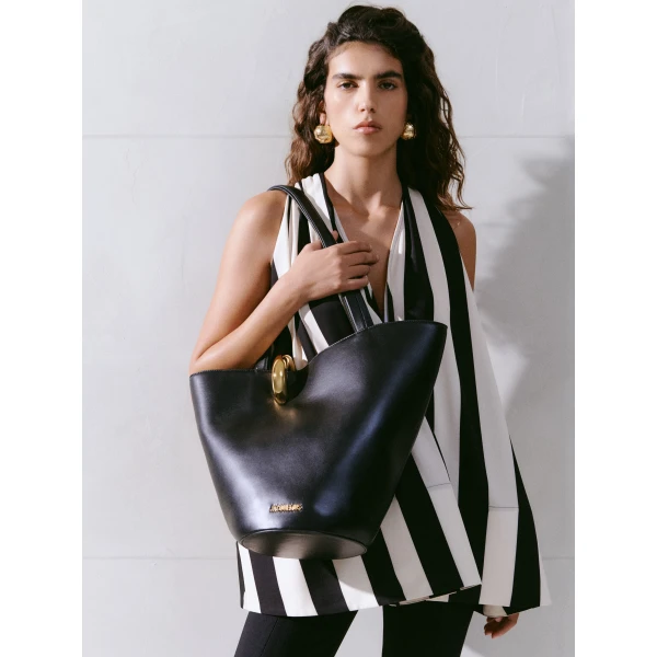 JACQUEMUS The medium Bambola Medium asymmetric bucket bag., view 6