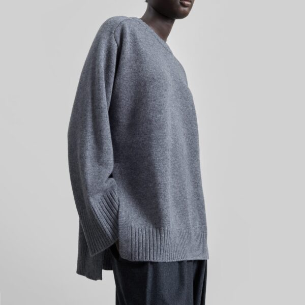 The Frankie Shop Loulou De Saison Safi Lds Cashmere Blend Sweater - Anthracite Melange - Oversized Minimalist Knitwear in Grey - Shop at Coveti