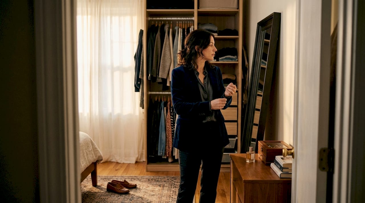 Donna che sistema il blazer per completare un look elegante da sera