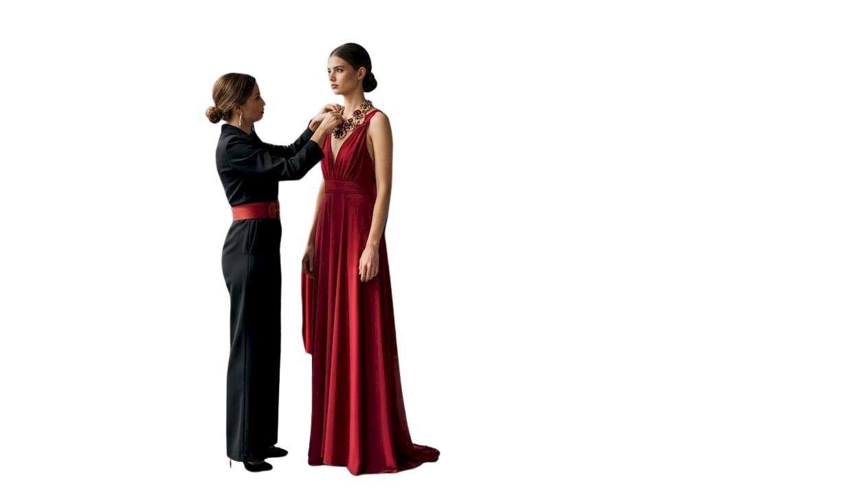Num estúdio de moda, o estilista ajeita um acessório no modelo antes da sessão fotográfica.