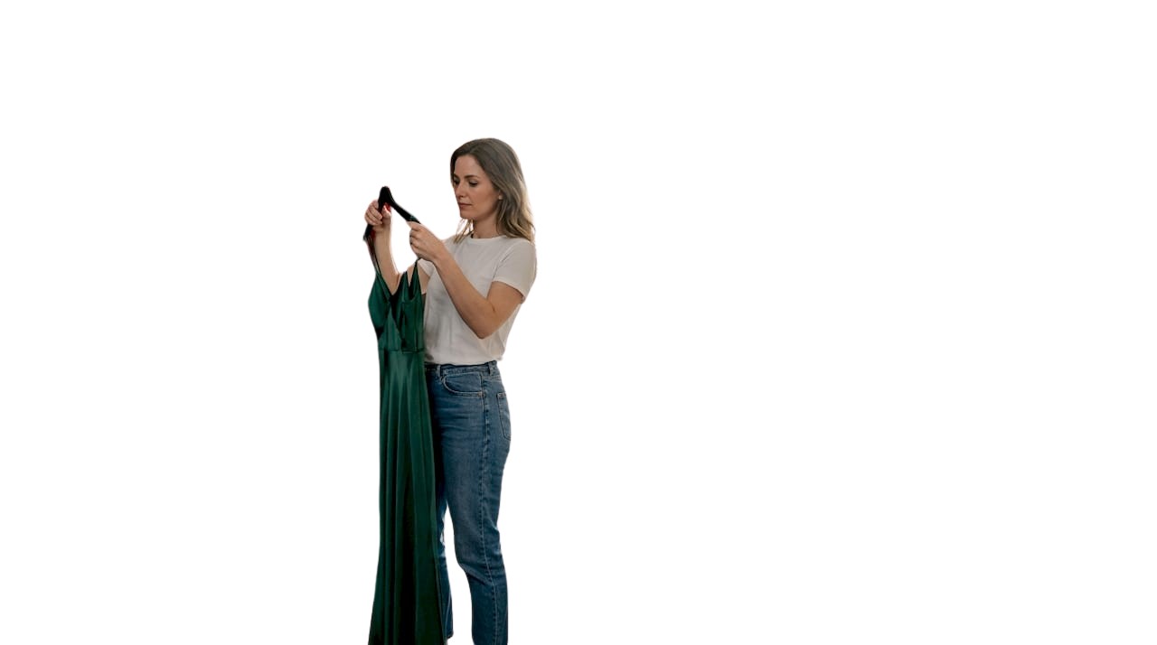 Vrouw op zoek naar de perfecte jurk voor een chique feestje