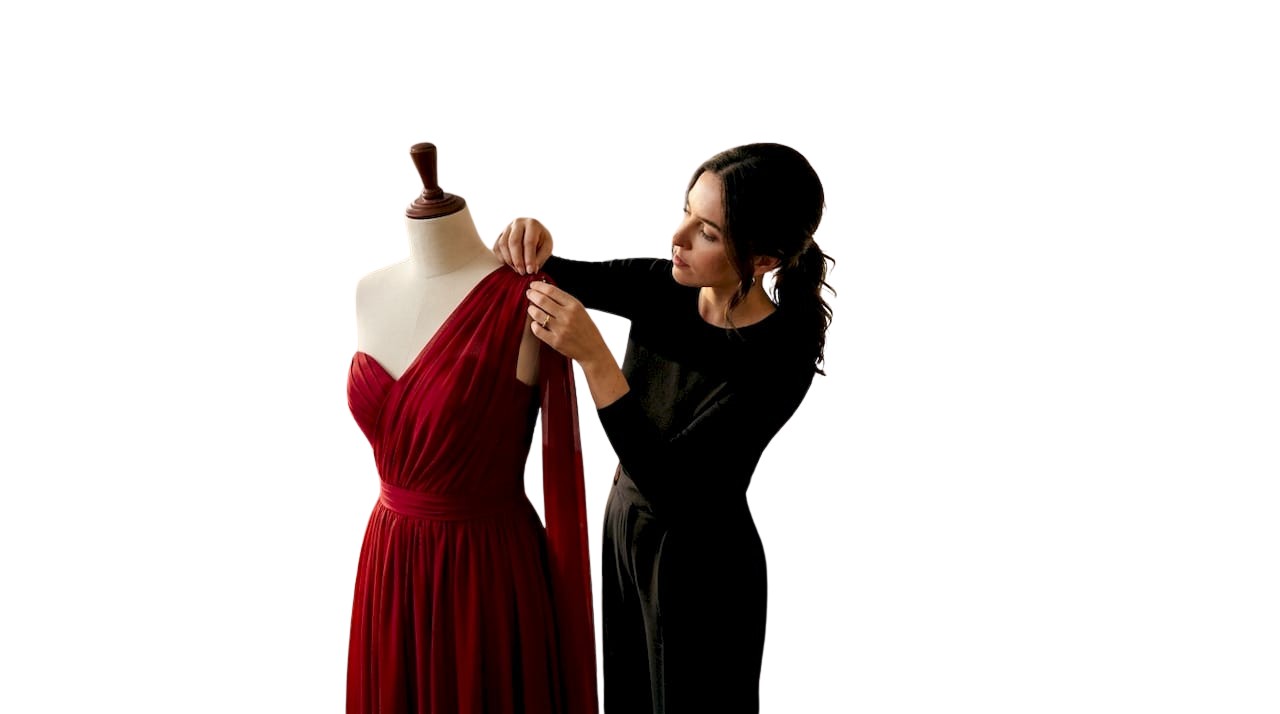 Una sarta impegnata nella realizzazione di un abito elegante per una cerimonia.