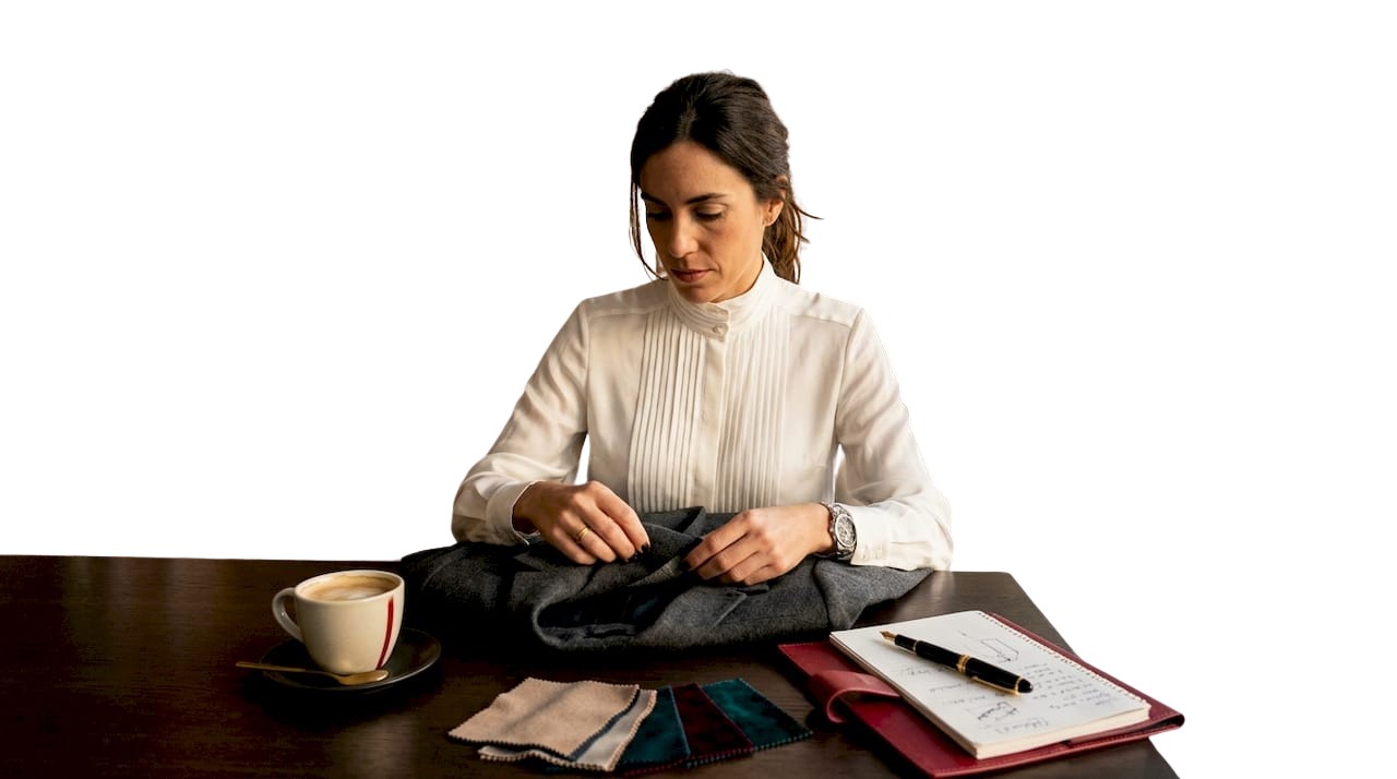 Mujer inspeccionando cuidadosamente prendas de lujo originales