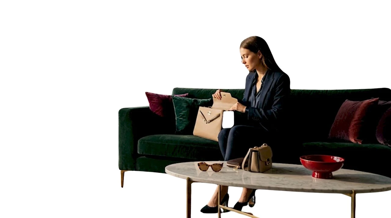 Mulher a experimentar uma mala de design contemporâneo no conforto de sua casa