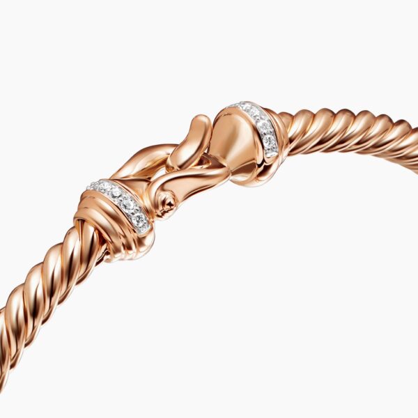 3.5mm – Cable motif close-up