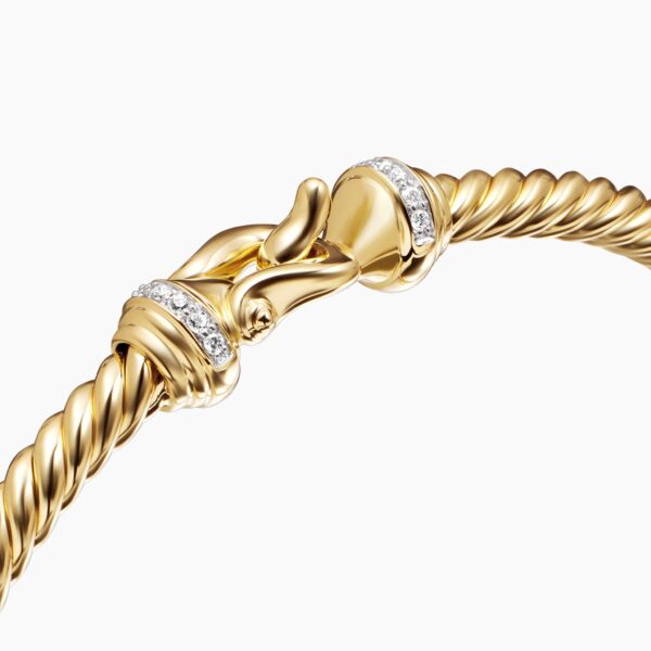 3.5mm – Cable motif close-up