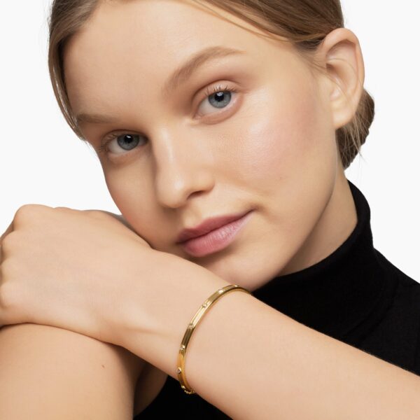 4.5mm – pavé setting and gemstone detail close-up|David Yurman Modern Renaissance® Bangle Bracelet in 18K Yellow Gold with Diamonds