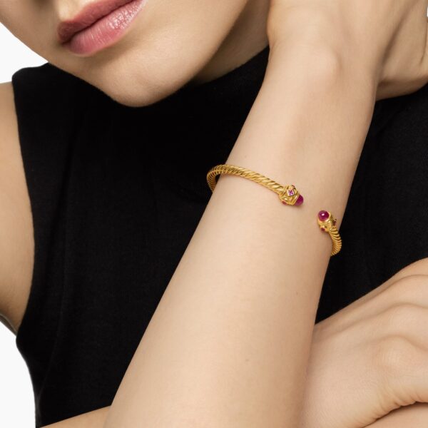 3.5mm – pavé setting and gemstone detail close-up|David Yurman Renaissance® Cablespira® Bracelet in 18K Yellow Gold with Rubies