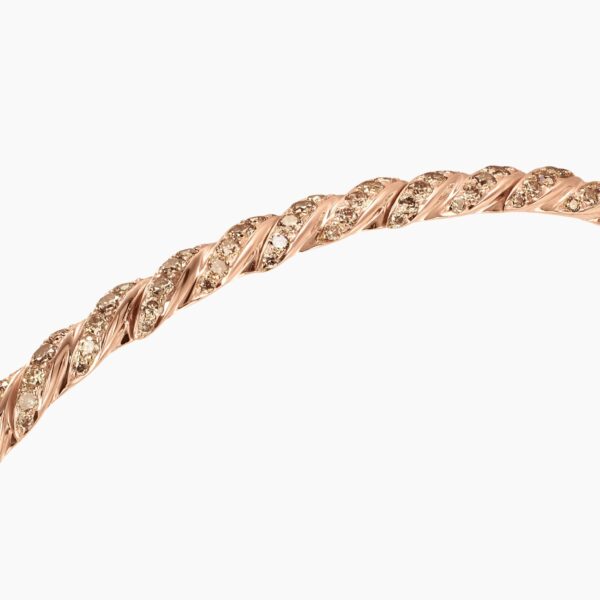 3.5mm – Cable motif close-up