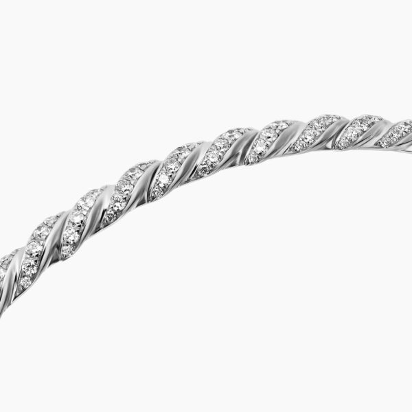 3.5mm – Cable motif close-up