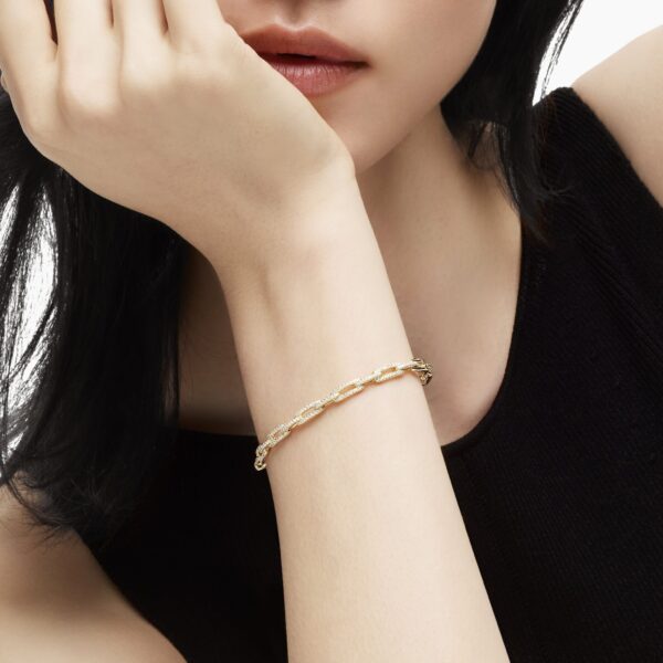 4mm – pavé setting and gemstone detail close-up|David Yurman Stax Chain Link Bracelet in 18K Yellow Gold with Diamonds