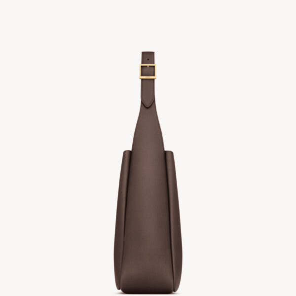 Saint Laurent LE 5 À 7 supple large in grained leather designed in Paris