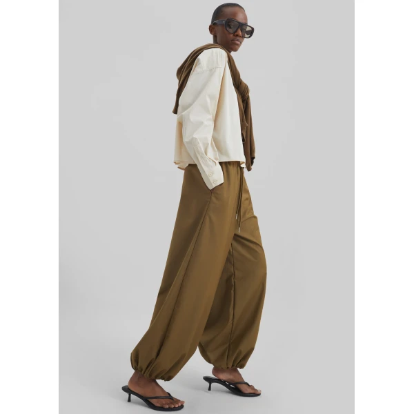 The Frankie Shop Aubray Balloon Pants – Olive Brown, view 3