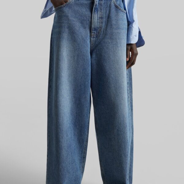 The Frankie Shop Dawson Wide Leg Jeans - Medium Wash - Oversized Minimalist Pants in Grey - Shop at Coveti