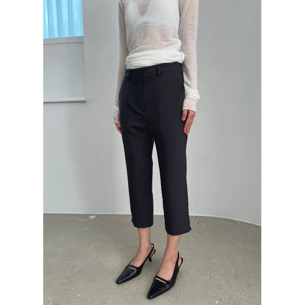 The Frankie Shop Emersyn Capri Pants – Black, view 3