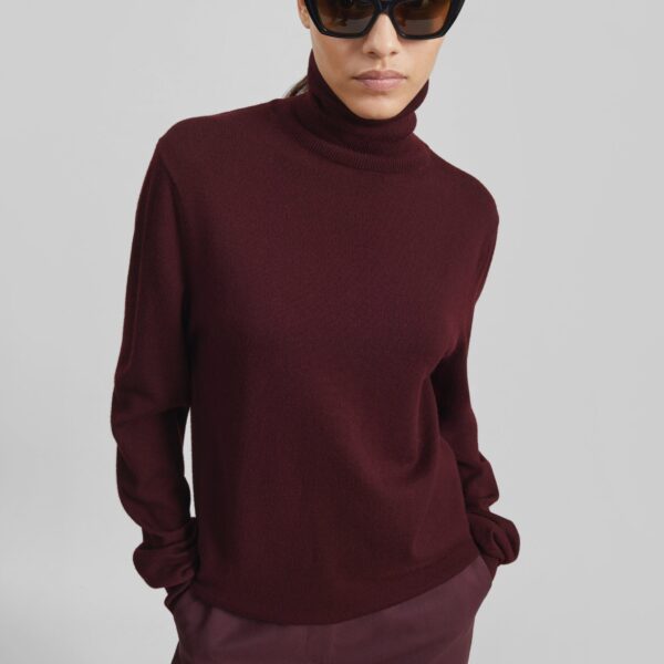 The Frankie Shop Eve Thin Turtleneck Sweater - Burgundy - Oversized Minimalist Knitwear in Red - Shop at Coveti