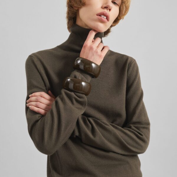 The Frankie Shop Eve Thin Turtleneck Sweater - Olive - Oversized Minimalist Knitwear in Green - Shop at Coveti