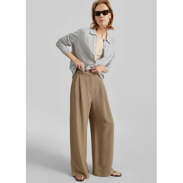 The Frankie Shop Marfa Linen Pleated Trousers – Camel, view 2