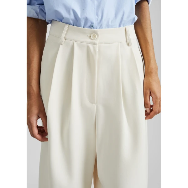 The Frankie Shop Martel Pleated Bermuda Shorts – Cream, view 5