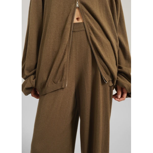 The Frankie Shop Olia Knit Joggers – Dark Camel, view 4