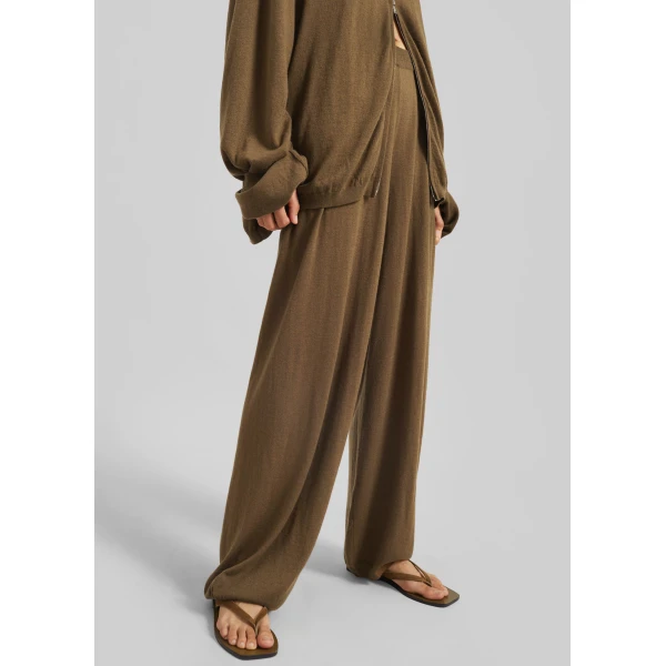 The Frankie Shop Olia Knit Joggers – Dark Camel, view 6