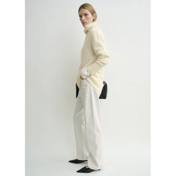 Totême Cashmere Turtleneck Ecru - Knitwear - Scandinavian Minimalist Luxury at Coveti