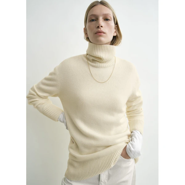 Totême Cashmere Turtleneck Ecru - Knitwear - Scandinavian Minimalist Luxury at Coveti