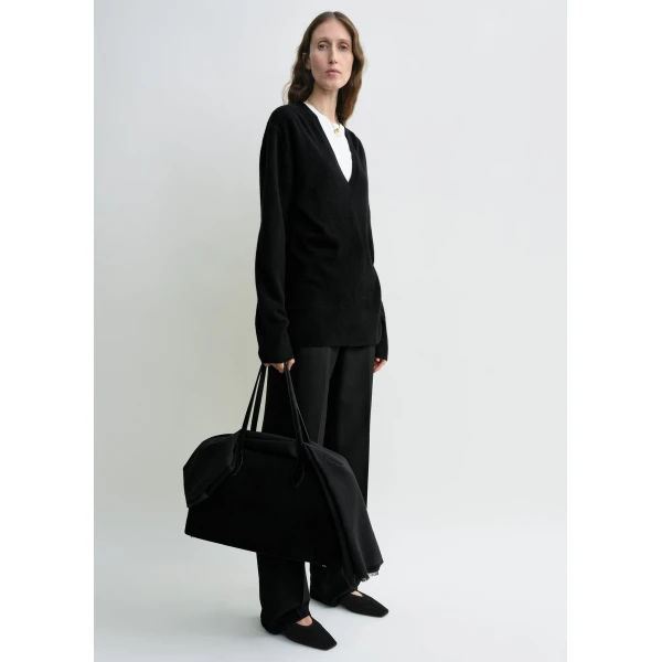 Totême Cashmere V-Neck Knit Black - Knitwear - Scandinavian Minimalist Luxury at Coveti