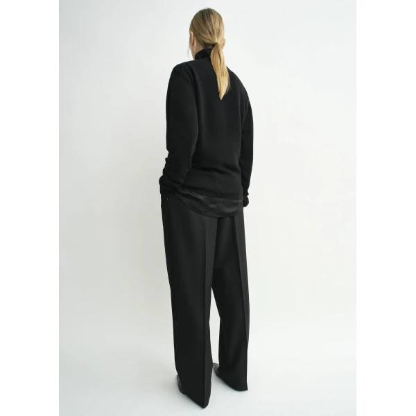Totême Classic Cashmere Crew Knit Black - Knitwear - Scandinavian Minimalist Luxury at Coveti