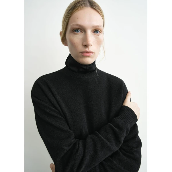 Totême Classic Cashmere Crew Knit Black - Knitwear - Scandinavian Minimalist Luxury at Coveti