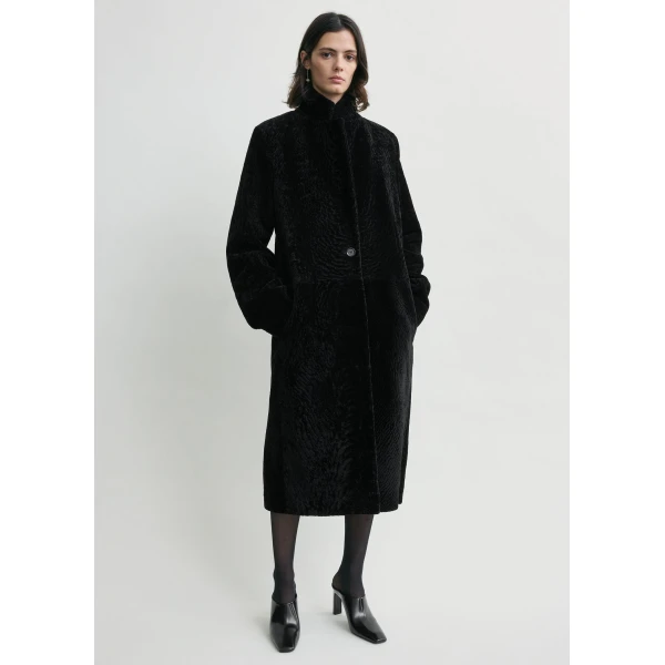 Totême Classic Shearling Coat Black - Coats - Scandinavian Minimalist Luxury at Coveti