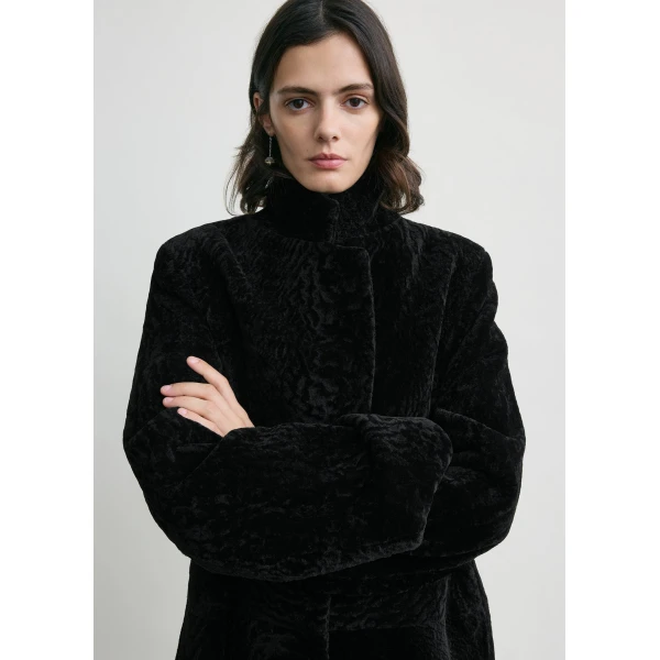 Totême Classic Shearling Coat Black - Coats - Scandinavian Minimalist Luxury at Coveti