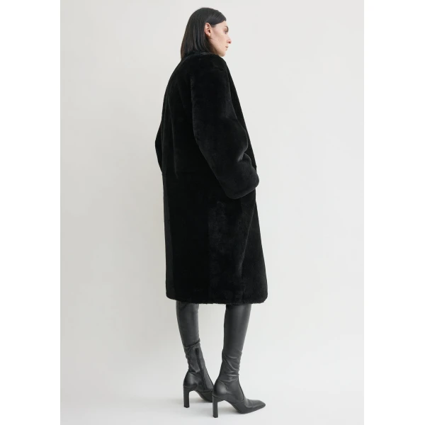 Totême Collarless Shearling Coat Black - Coats - Scandinavian Minimalist Luxury at Coveti