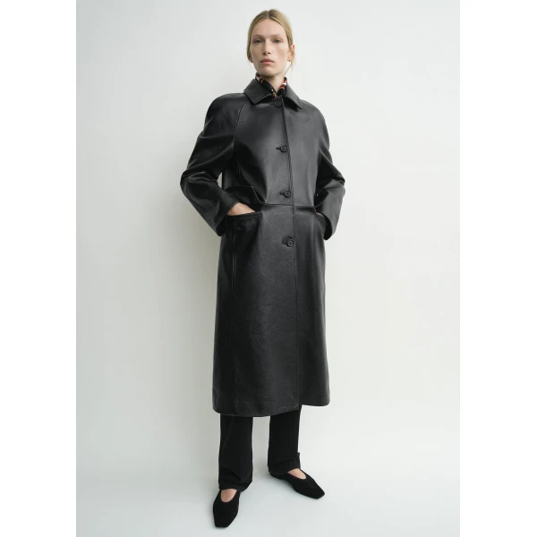 Totême Raglan Leather Coat Black - Coats - Scandinavian Minimalist Luxury at Coveti