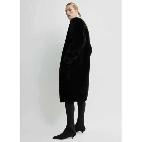 Totême Shearling Midi Coat Black - Coats - Scandinavian Minimalist Luxury at Coveti