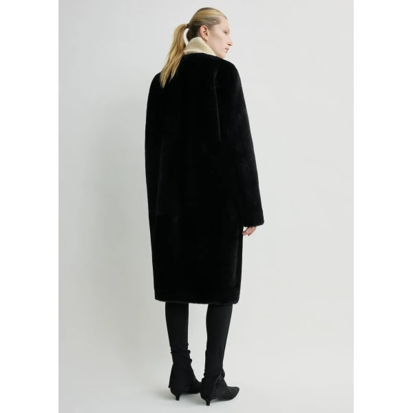 Totême Shearling Midi Coat Black - Coats - Scandinavian Minimalist Luxury at Coveti