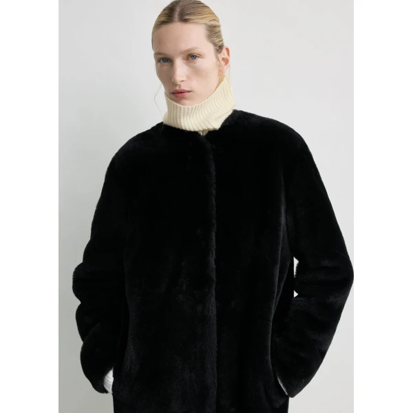 Totême Shearling Midi Coat Black - Coats - Scandinavian Minimalist Luxury at Coveti
