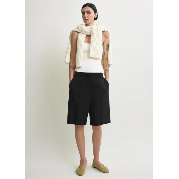 Totême Wide Fluid Shorts Black - Shorts - Scandinavian Minimalist Luxury at Coveti